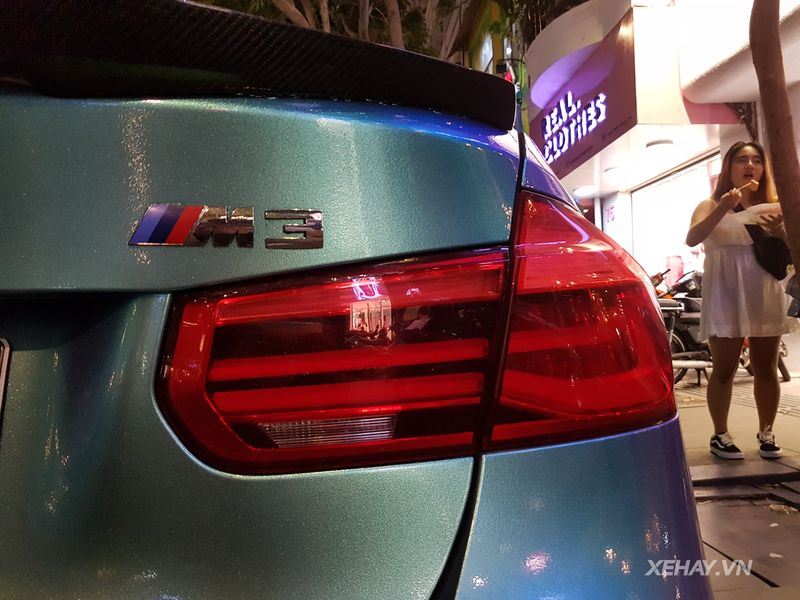 Logo M-performance M3 được gắn gọn gàng phía trên đèn hậu