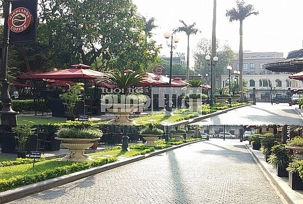 Sân vườn tại Nhà hát lớn Hà Nội đang được sử dụng đất sai mục đích.
