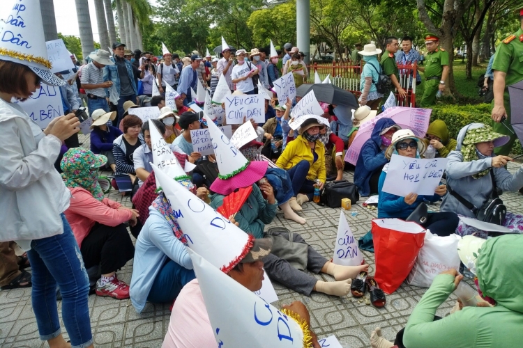 Ngày 10/5, hàng trăm người dân tiếp tục tập trung trước trụ sở UBND tỉnh Quảng Nam cầu cứu.