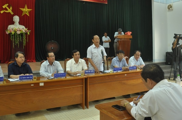 Ông Đinh Văn Thu, Chủ tịch UBND tỉnh Quảng Nam phát biểu trong buổi tiếp xúc với người dân. (Ảnh: NĐ)