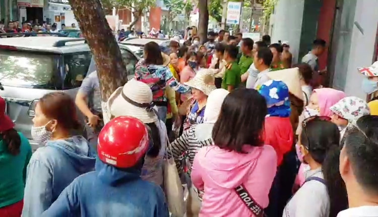 Hàng trăm người dân chờ trước cửa nhà bà Hoàng Thị Kim Châu (GĐ Công ty Bách Đạt) yêu cầu bà Châu làm việc.