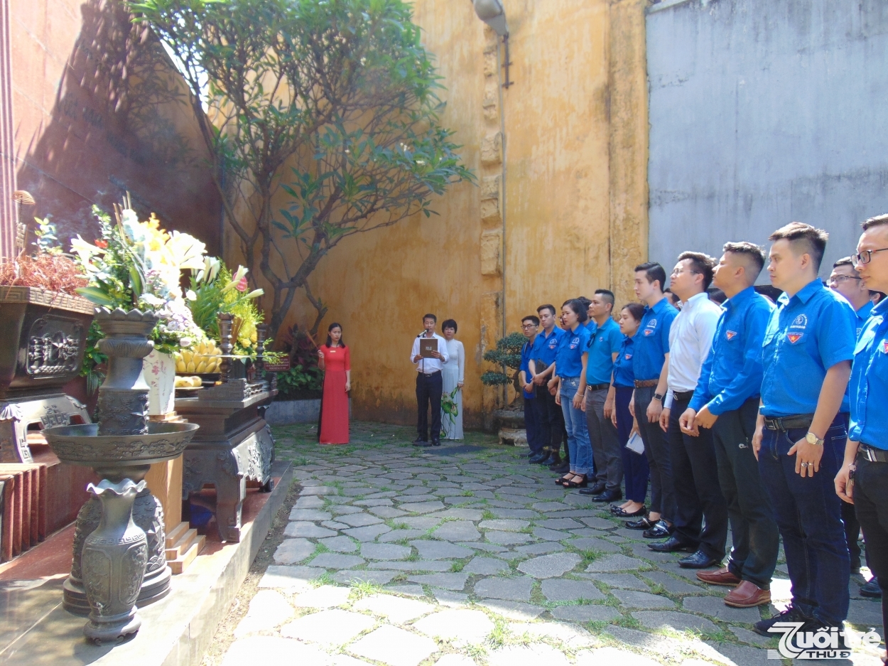 Đoàn Thanh niên Hanoitourist dâng hương tại Di tích lịch sử Nhà tù Hỏa Lò