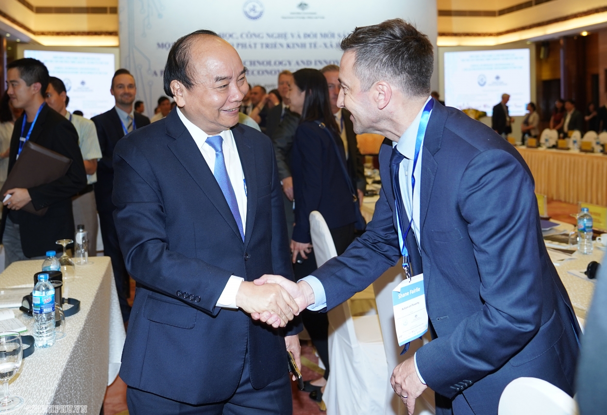 Thủ tướng Nguyễn Xuân Phúc chào đón các đối tác quốc tế tại hội nghị.