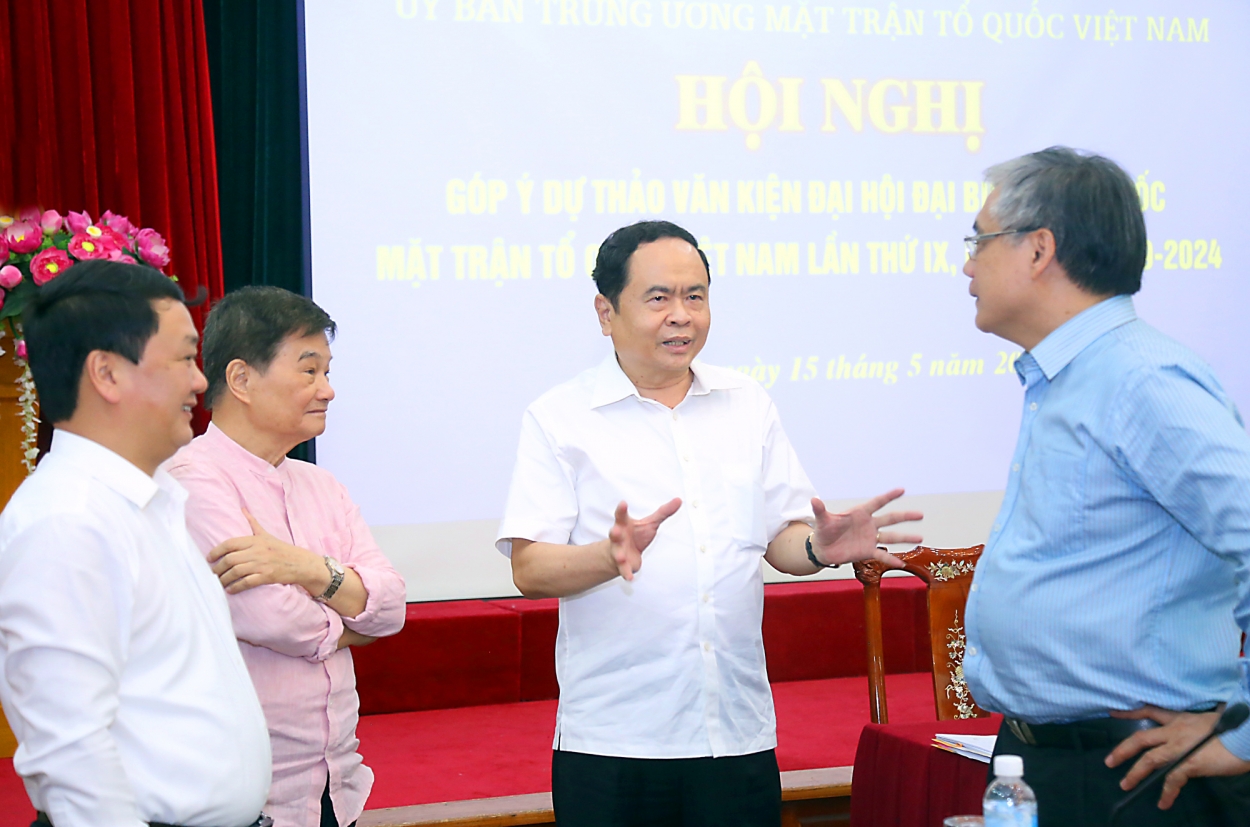 Chủ tịch UBTƯ MTTQ Việt Nam Trần Thanh Mẫn trao đổi với các đại biểu tham dự Hội nghị.