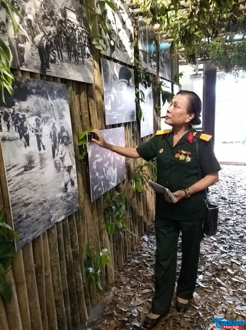 Nữ chiến sĩ quân y Nguyễn Thị Chinh Chiến như được trở về chiến trường xưa thông qua các hình ảnh, hiện vật trưng bày tại triển lãm
