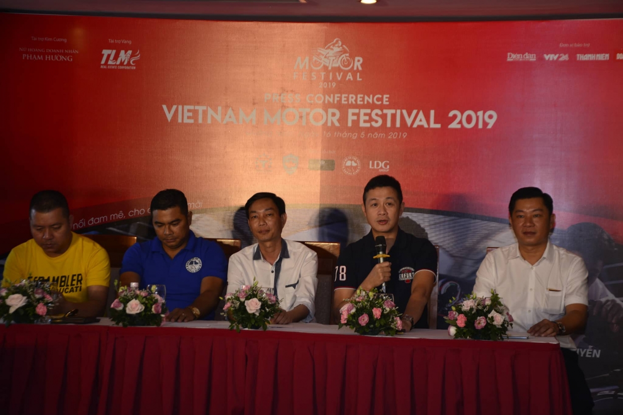 MC Anh Tuấn “Gương mặt đại diện” cho đại hội mô tô Việt Nam 2019 trả lời câu hỏi của báo chí.