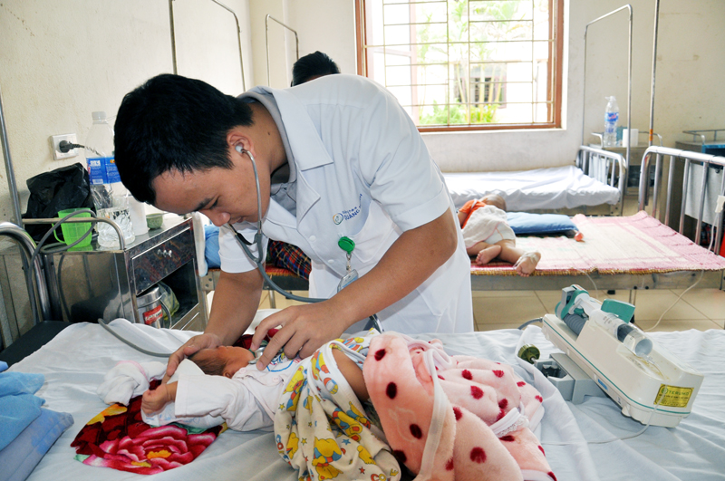 Bác sĩ điều trị cho bệnh nhi