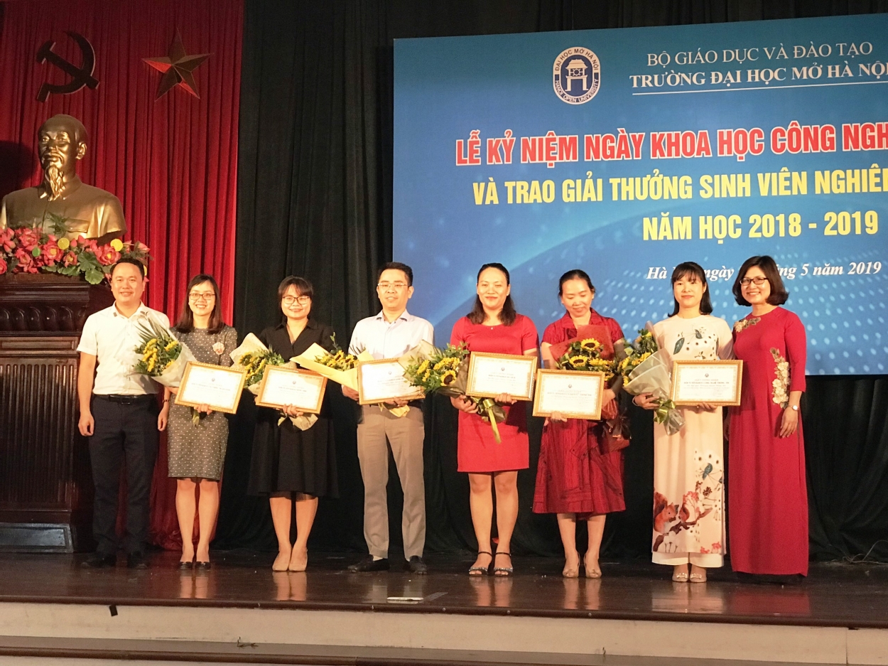 PGS.TS. Nguyễn Mai Hương - Bí thư Đảng ủy, Chủ tịch Hội đồng Trường Đại học Mở Hà Nội và ThS. Đỗ Ngọc Anh - Ủy viên BCH Thành đoàn, Bí thư Đoàn TNCS Hồ Chí Minh Trường Đại học Mở Hà Nội trao giấy khen và hoa tới các giảng viên