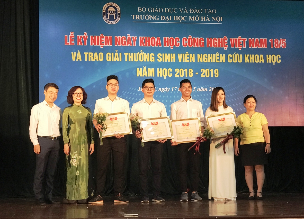 Các bạn sinh viên có thành tích trong nghiên cứu khoa học được tuyên dương