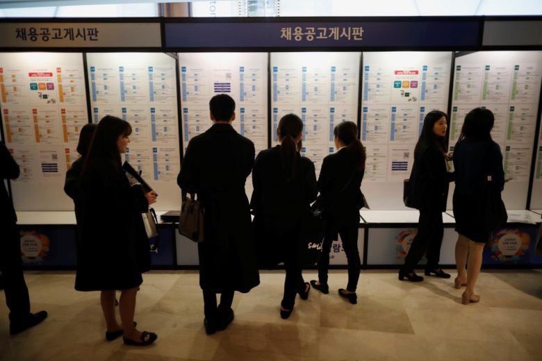 Thanh niên Hàn Quốc tìm việc tại Hội chợ việc làm Nhật Bản được tổ chức tại Seoul. Ảnh: Reuters