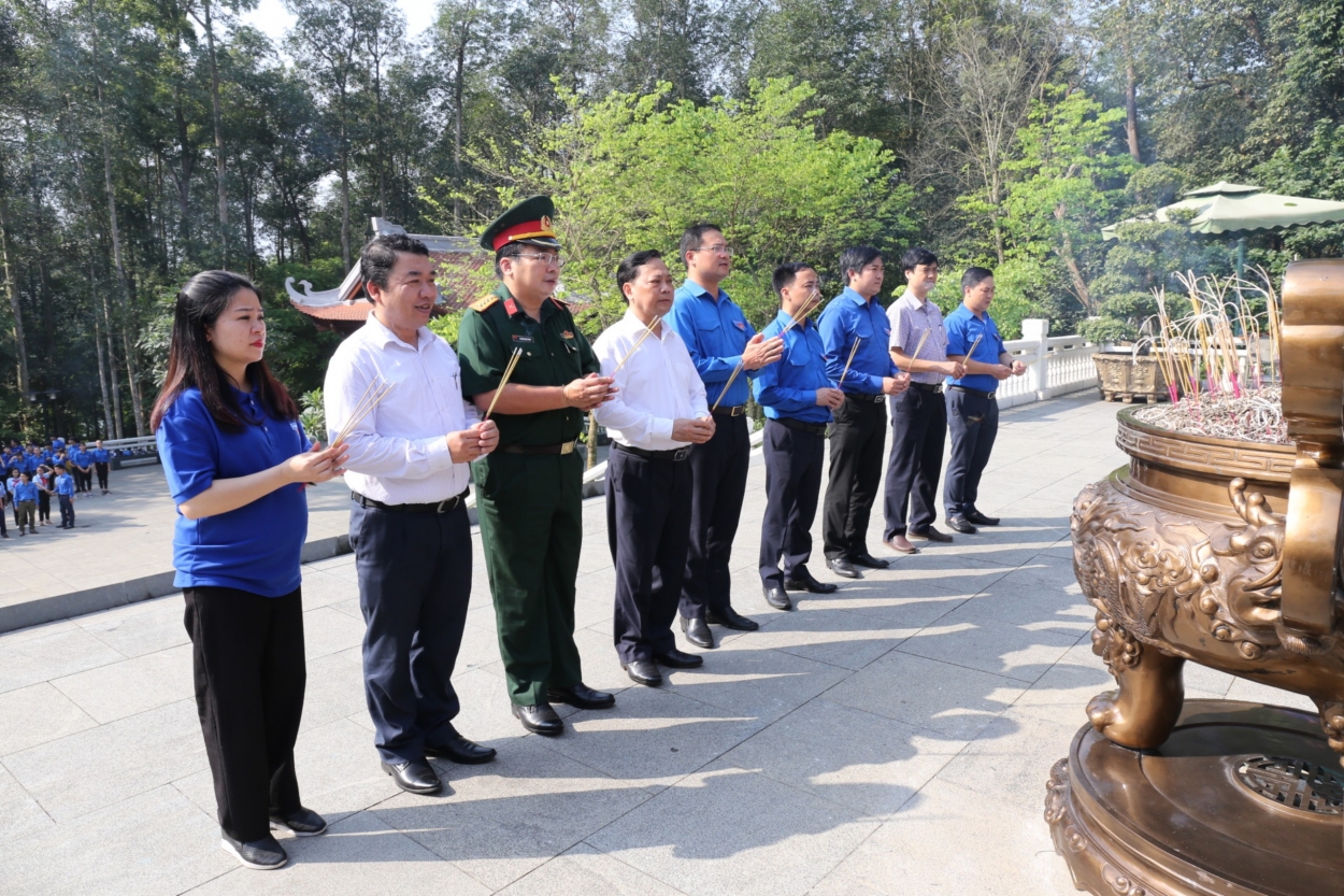 Các vị đại biểu dâng hương tại Khu di tích lịch sử K9 Đá Chông