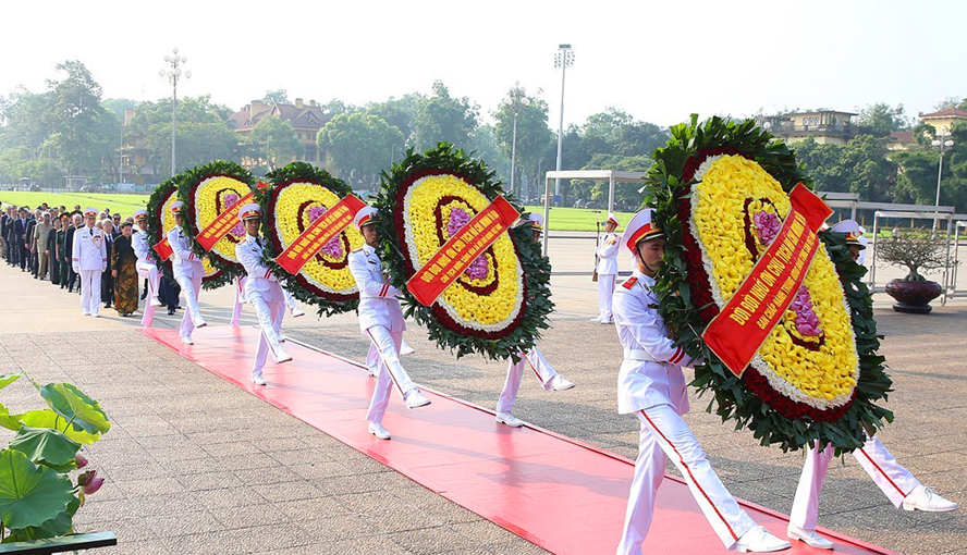 Vòng hoa của các Đoàn mang dòng chữ