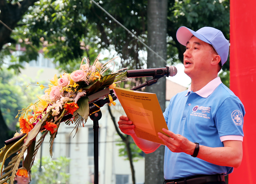 Bác sĩ Trần Văn Thuấn - Chủ tịch Hội Thầy thuốc trẻ Việt Nam phát biểu tại chương trình