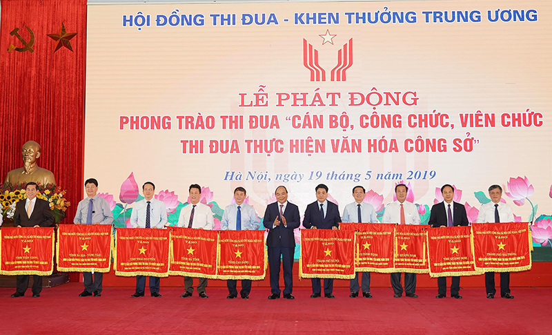 Thủ tướng Nguyễn Xuân Phúc đã trao tặng Cờ Thi đua của Chính phủ cho 11 tỉnh, thành phố, trong đó có TP Hà Nội.