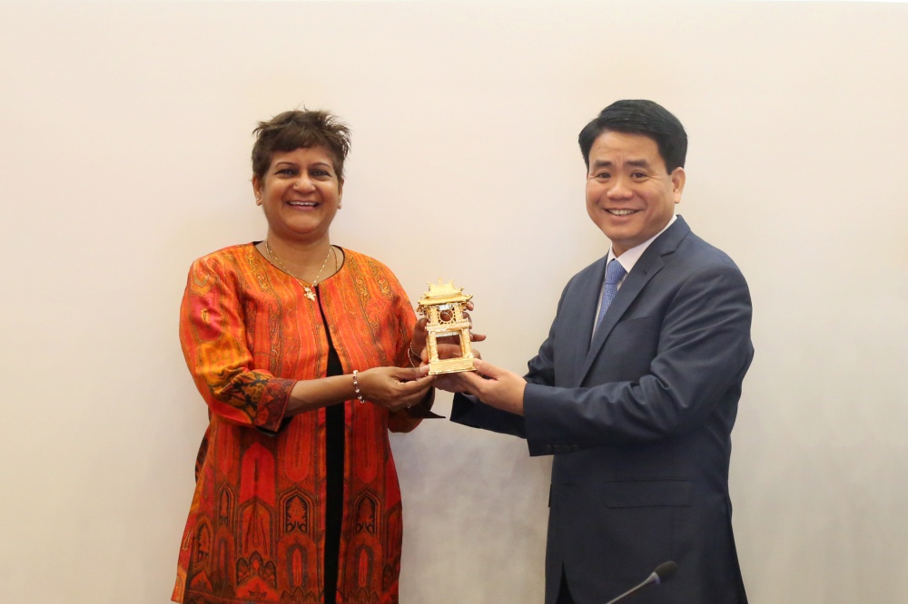 Chủ tịch UBND TP Hà Nội Nguyễn Đức Chung tặng quà lưu niệm cho bà Sunita Rajan, Phó Chủ tịch cấp cao khu vực châu Á-Thái Bình Dương, CNN quốc tế