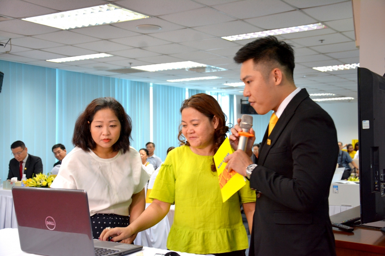 Đại diện khách hàng trực tiếp kiểm tra chương trình quay số trước sự chứng kiến của bà Bùi Hoàng Yến - Phó trưởng Đại diện phía Nam Cục Xúc tiến Thương mại (Bộ Công thương)