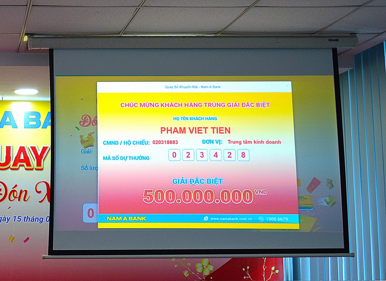 Chị Phạm Việt Tiên (Khách hàng tại Trung tâm Kinh doanh Nam A Bank) là khách hàng may mắn trúng giải Đặc biệt chương trình khuyến mãi “Cùng Nam A Bank đón Xuân tài lộc”
