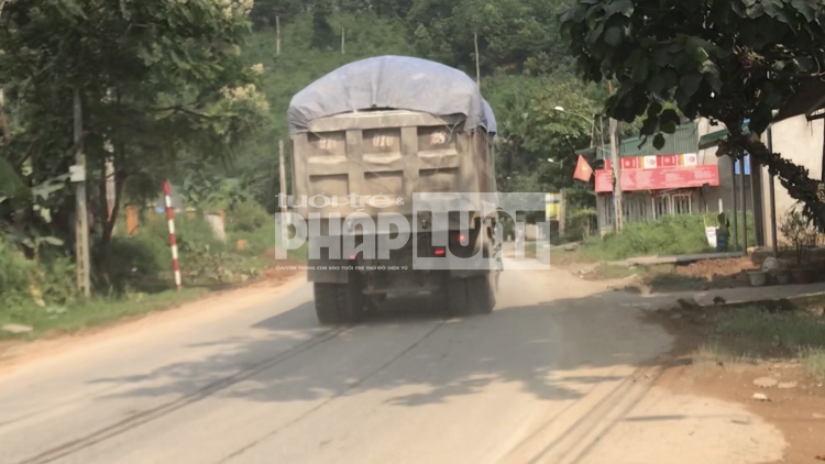 Nhiều xe chở cát đi từ cảng Hương Lý đi ra Khu công nghiệp phía nam (Yên Bái) đã che chắn bạt theo quy định.