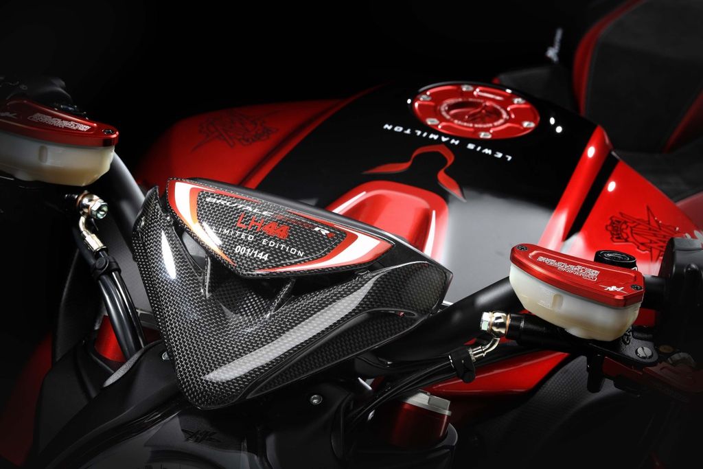 Trên MV Agusta Brutale 800 RR LH44 Limited Edition, có rất nhiều chi tiết được làm bằng sợi carbon thể thao và khoẻ khoắn