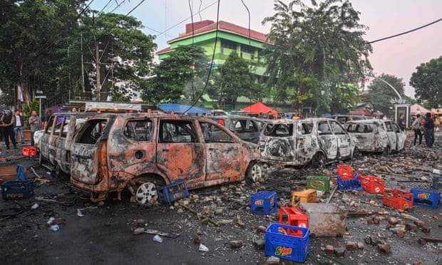 Những chiếc xe bị người biểu tình đốt cháy đêm qua gần Cơ quan giám sát bầu cử (Bawaslu) ở Jakarta Ảnh: Getty Images