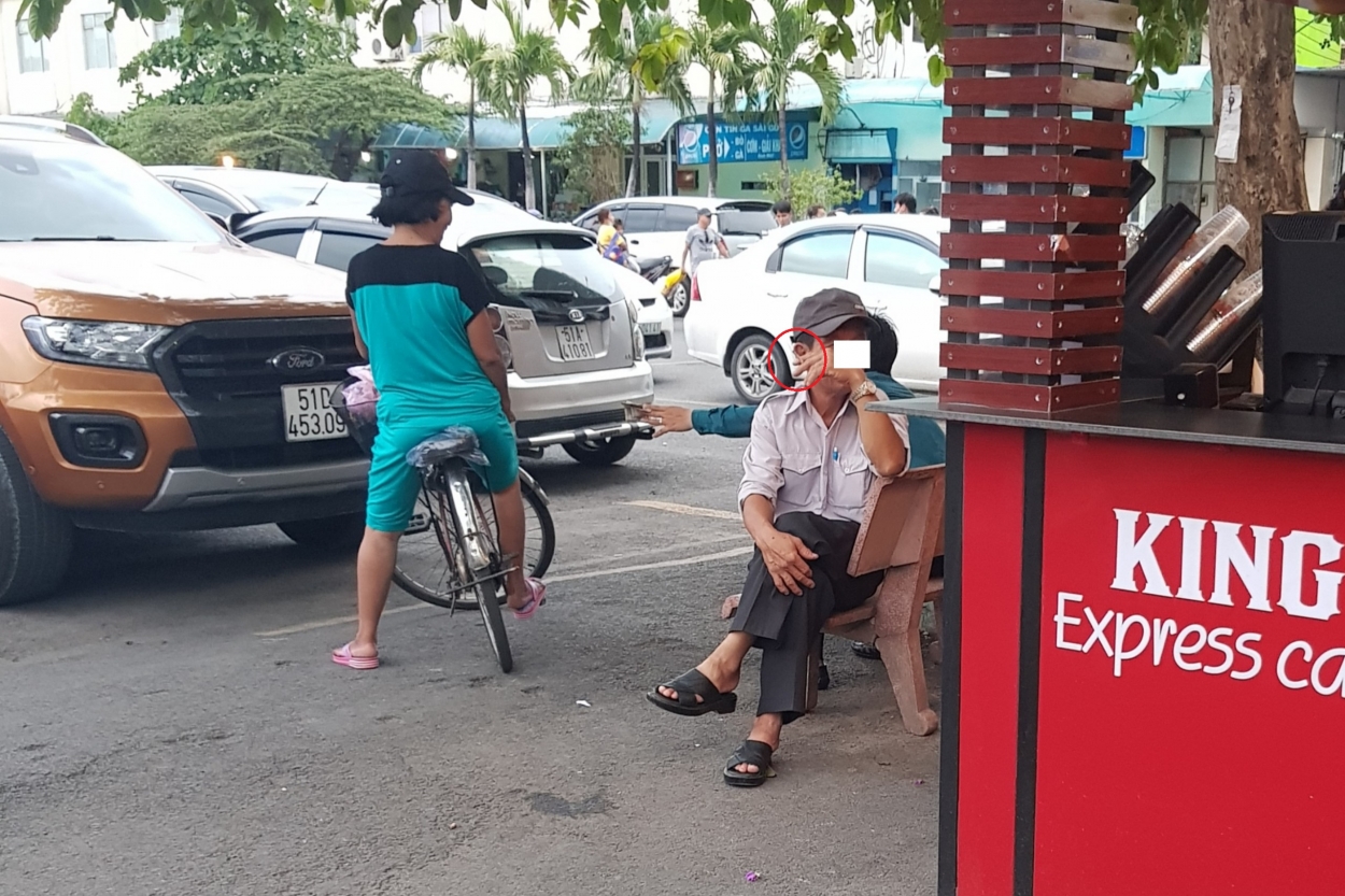 Hút thuốc nơi công cộng ở nước ta vẫn còn diễn ra thường xuyên (Ảnh: Ga Sài Gòn)
