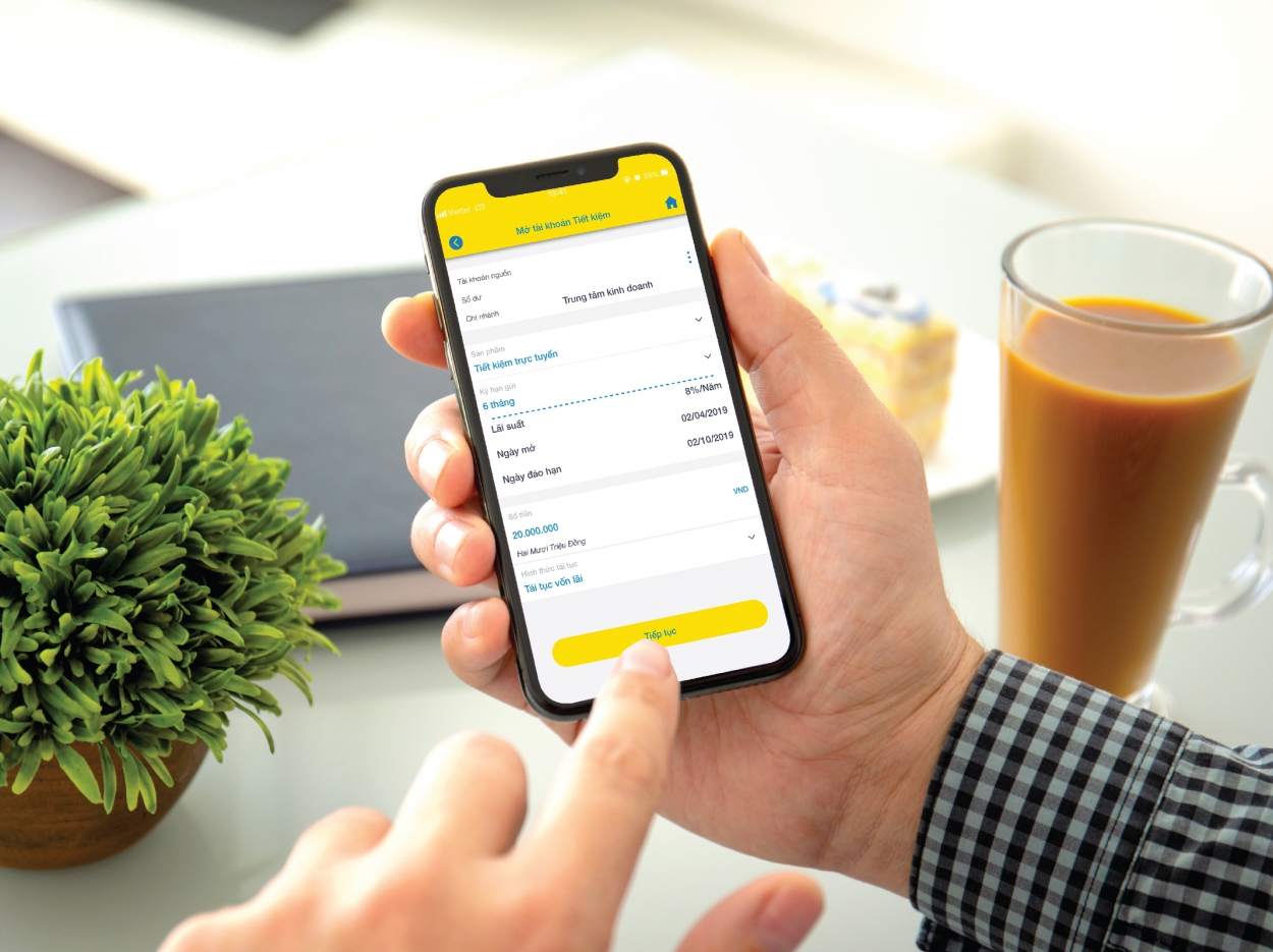 Chỉ cần một cú click chuột hoặc vài thao tác chạm trên điện thoại di động hay máy tính, khách hàng đã có thể mở sổ tiết kiệm, kiểm tra thông tin, tất toán hoặc tái tục chỉ trong vài phút mà không cần trực tiếp đến quầy giao dịch