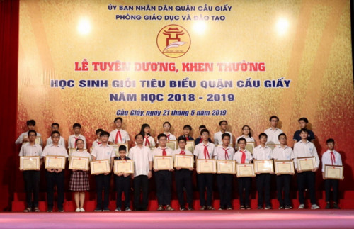 Quận Cầu Giấy khen thưởng cho các em học sinh đạt giải cao.