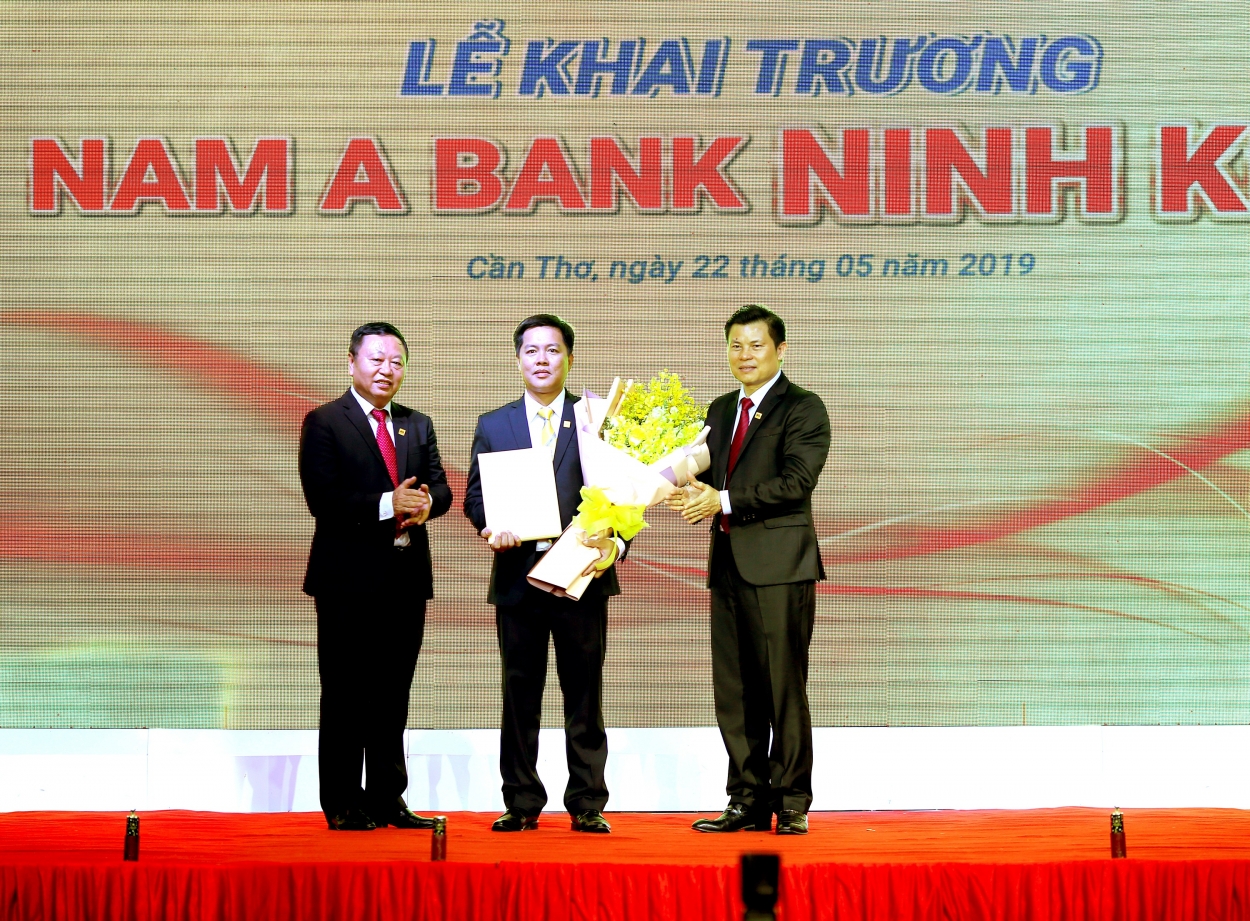 Ông Lê Quang Quảng – Phó Tổng Giám đốc Nam A Bank và ông Nguyễn Vĩnh Lợi – Giám đốc Nam A Bank khu vực miền Tây &amp; Đông Nam Bộ trao quyết định cho ông Nguyễn Ngọc Quý – Giám đốc Nam A Bank Ninh Kiều