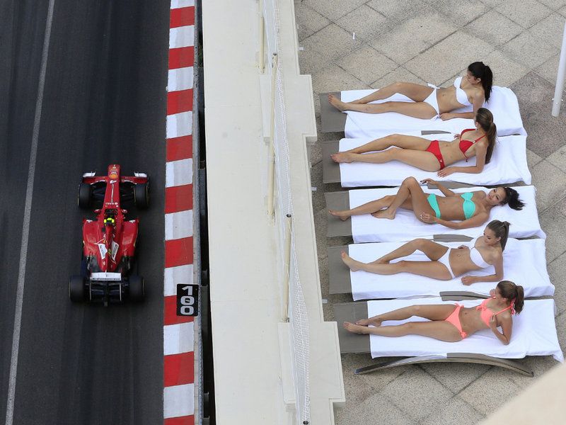 Khi đến Monaco GP, du khách rất dễ bắt gặp cảnh các cô gái vừa xem F1 vừa tắm nắng.