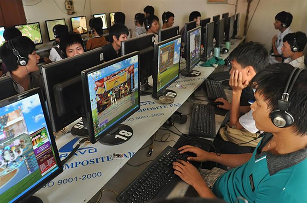 Nhiều trẻ nhỏ miệt mài cày game trong những ngày hè