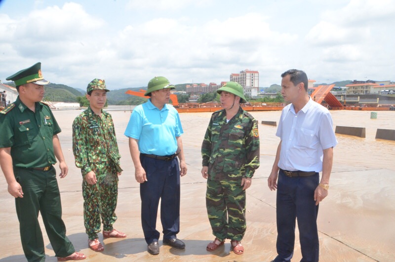 Chủ tịch UBND TP Móng cái Vũ Văn Kinh kiểm tra độ an toàn cầu phao tạm Thành Đạt.