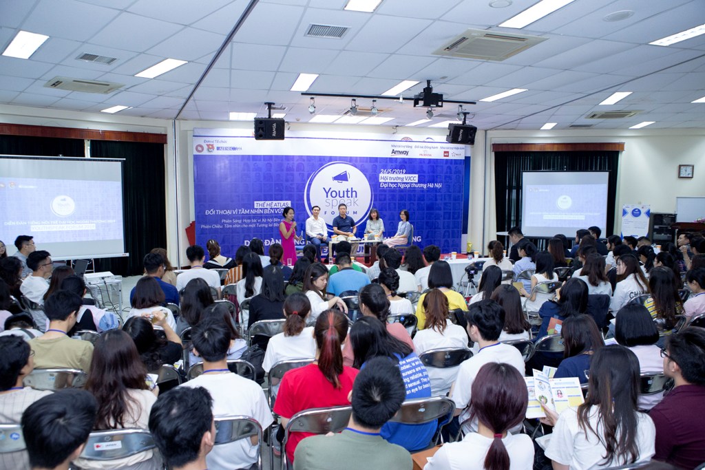 Các bạn trẻ đặt câu hỏi và thảo luận với diễn giả trong phiên thảo luận đa phương “Hợp tác vì một xã hội bền vững”