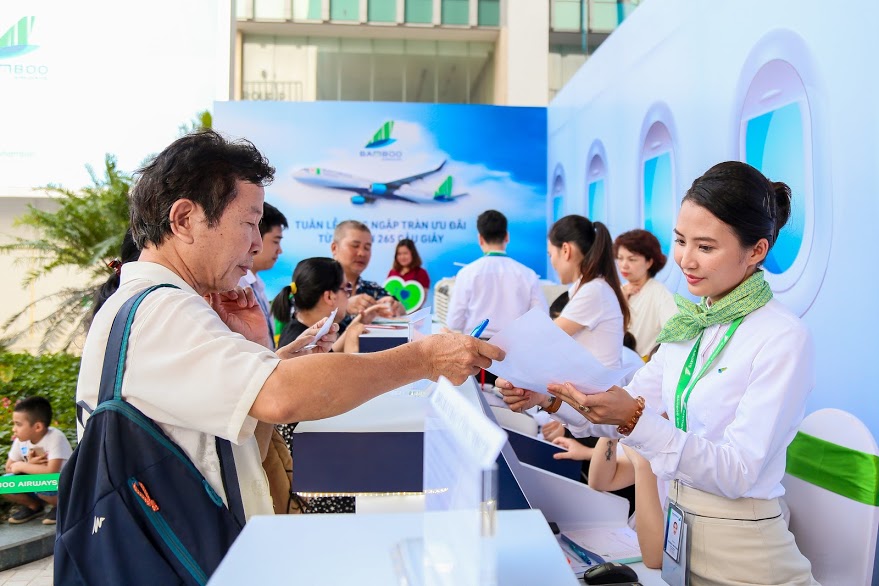 Khách “đội nắng” chờ “săn” vé ưu đãi tại Bamboo Airways Tower 265 Cầu Giấy