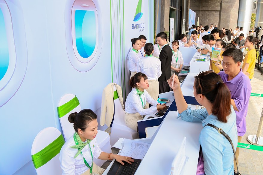 Khách “đội nắng” chờ “săn” vé ưu đãi tại Bamboo Airways Tower 265 Cầu Giấy