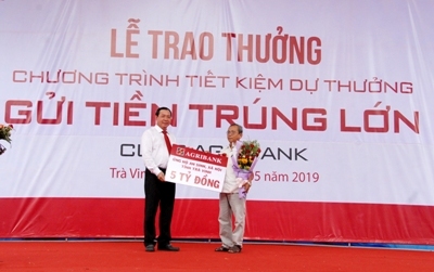 Agribank trao ủng hộ an sinh xã hội 5 tỷ đồng cho tỉnh Trà Vinh nhằm chung tay cùng địa phương làm tốt công tác xóa đói, giảm nghèo...