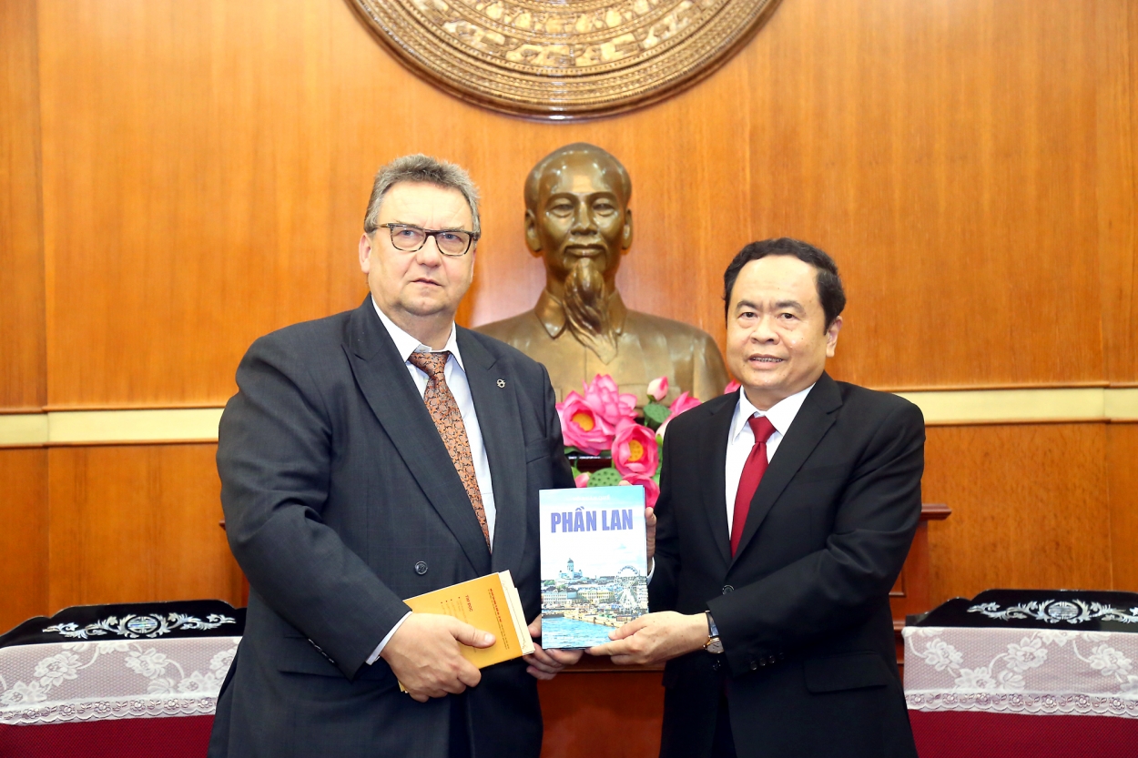 Chủ tịch Uỷ ban Trung ương MTTQ Việt Nam Trần Thanh Mẫn và Đại sứ Kari Kahiluoto trao quà lưu niệm.