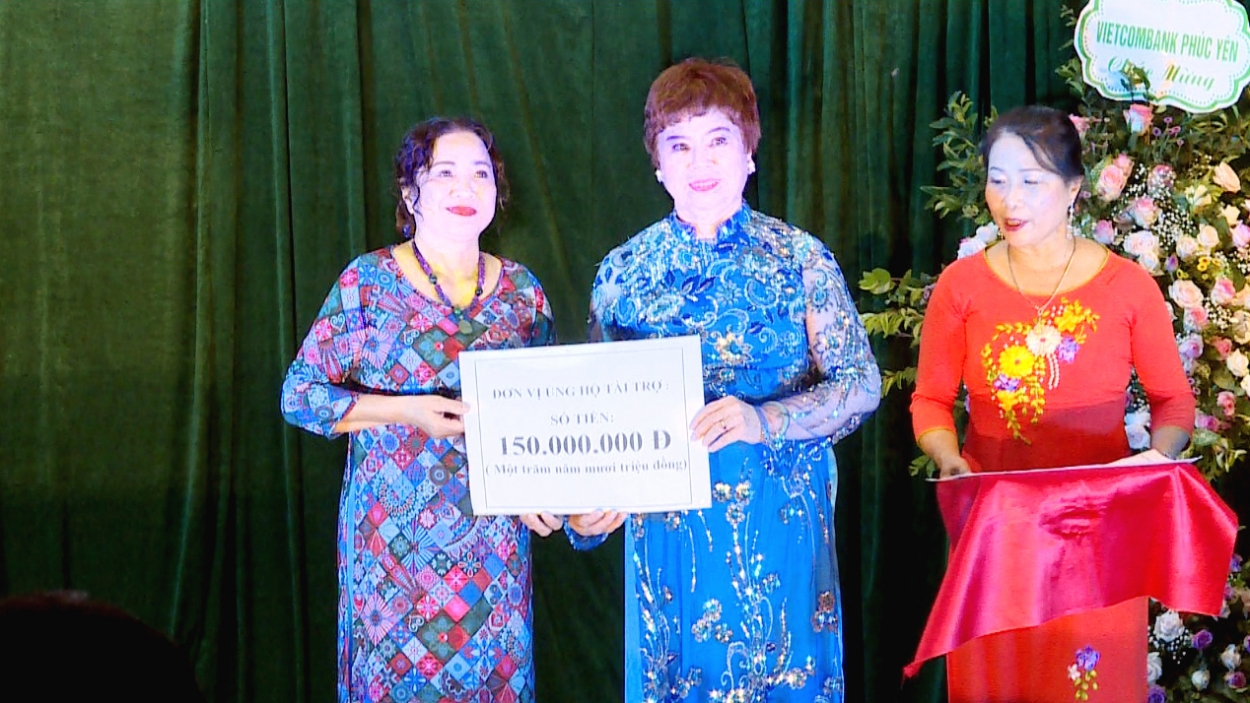 Đại diện Hội nữ doanh nhân Vĩnh Phúc nhận ghi nhận món quà từ bà Trần Thị Kim Quy, Phó Tổng giám đốc Flamingo Group.