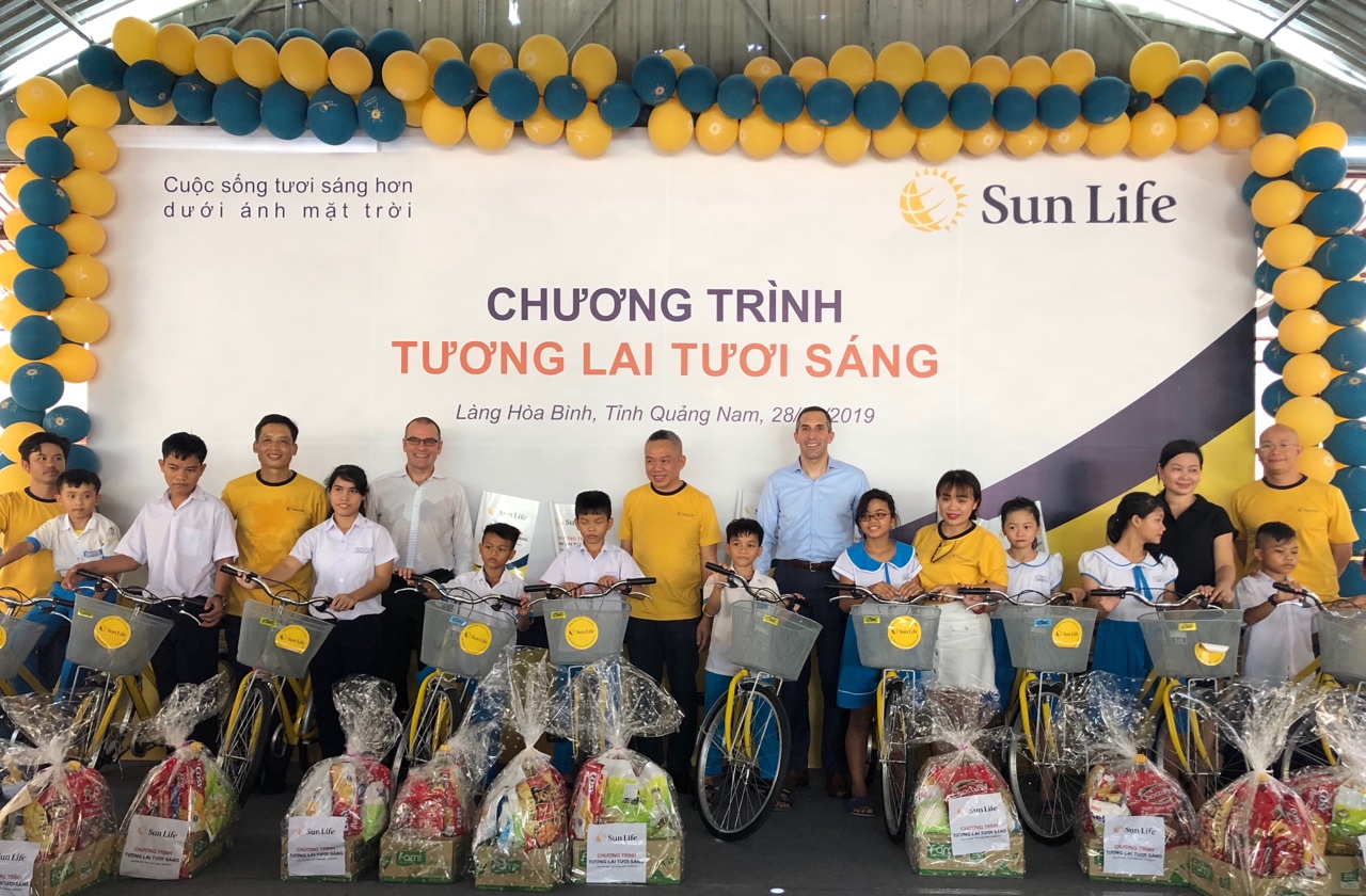 Sun Life Việt Nam tặng quà trẻ em Làng Hòa Bình, Quảng Nam