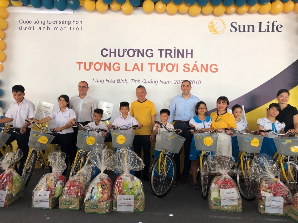 Đại diện Sun Life trao tặng xe đạp, quà tặng cho con em đang được nuôi dưỡng tại Làng Hòa Bình, Quảng Nam