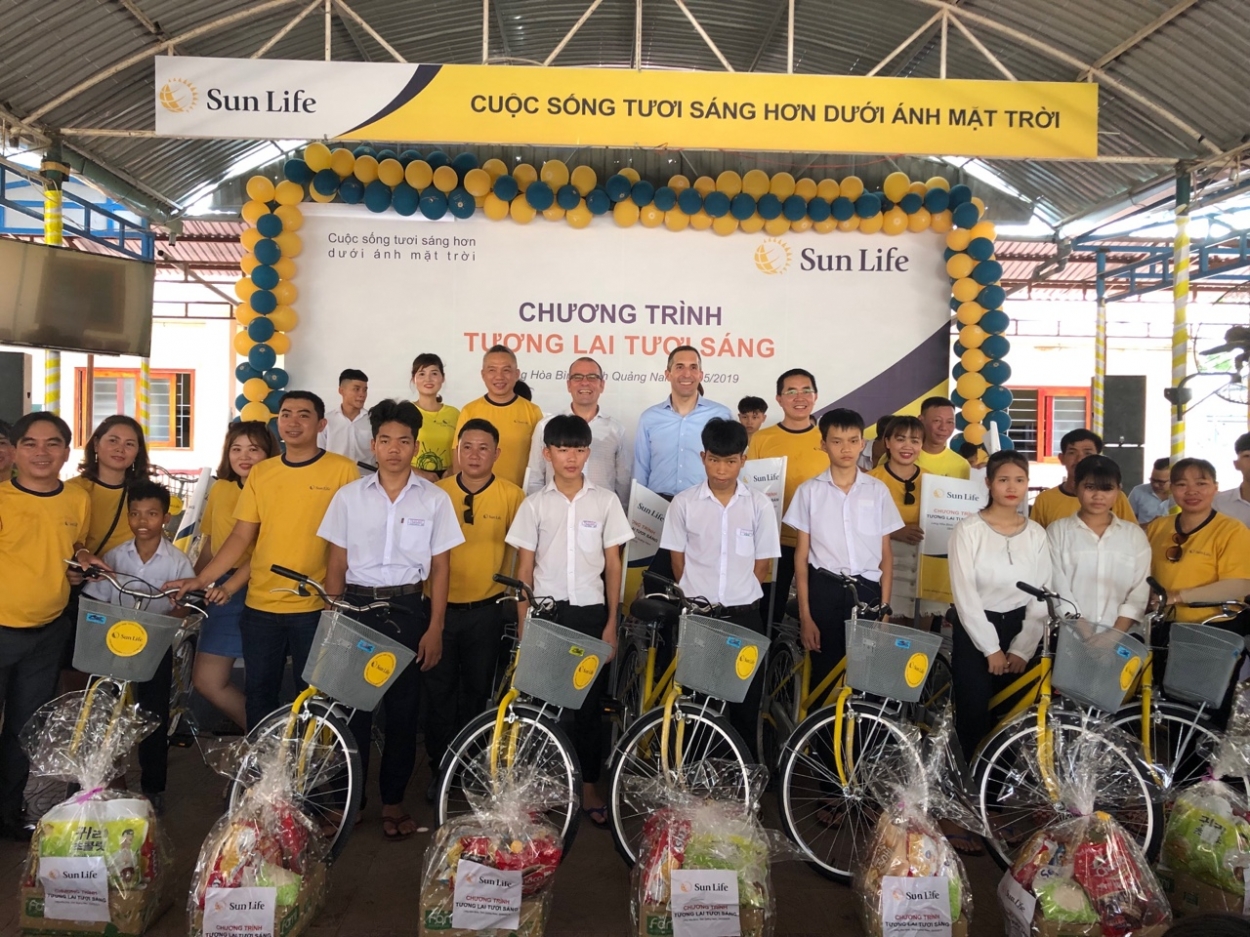 Đại diện Sun Life trao tặng xe đạp, quà tặng cho con em đang được nuôi dưỡng tại Làng Hòa Bình, Quảng Nam