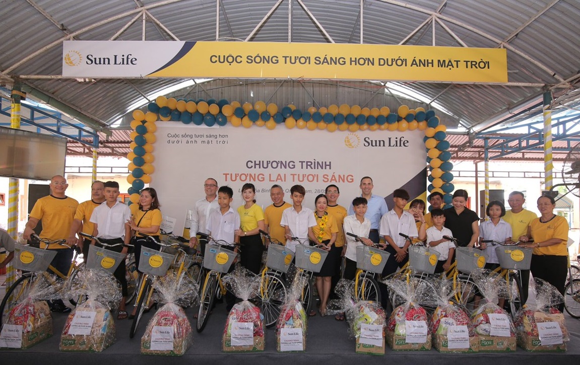 Đại diện Sun Life trao tặng xe đạp, quà tặng cho con em đang được nuôi dưỡng tại Làng Hòa Bình, Quảng Nam