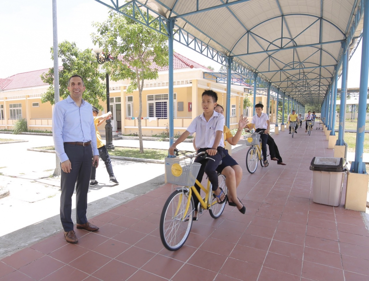 Ông Leo Grepin, Chủ tịch phụ trách thị trường Đông Nam Á của Sun Life Asia rất ấn tượng khi các cháu nhỏ của Làng Hòa Bình có xe đạp mới đến trường