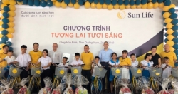 Sun Life Việt Nam tặng quà trẻ em Làng Hòa Bình, Quảng Nam