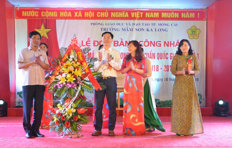 Ông Nguyễn Tiến Dũng, Ủy viên BTV Thành ủy, Phó Chủ tịch Thường trực UBND TP Móng Cái chúc mừng nhà trường.