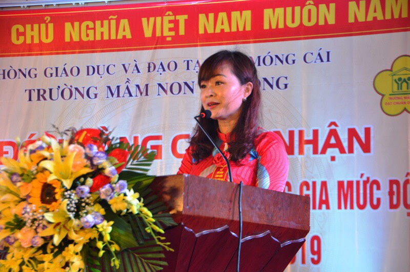 Bà Lương Thị Mừng, Hiệu trưởng trường Mầm non Ka Long báo cáo thành tích của nhà trường trong công tác chăm sóc, giáo dục trẻ.