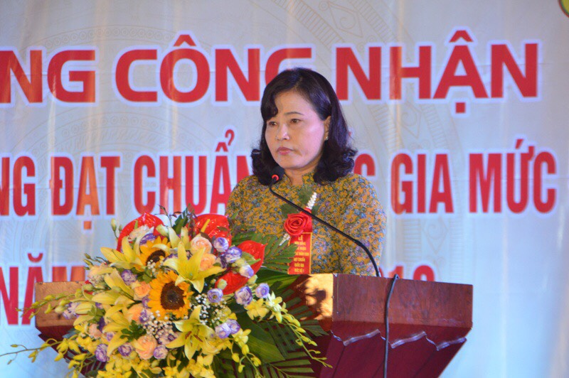 Bà Nguyễn Thu Hương, Phó Chủ tịch UBND TP Móng Cái ghi nhận hiệu quả của mô hình “đầu tư tư - quản trị công” của nhà trường