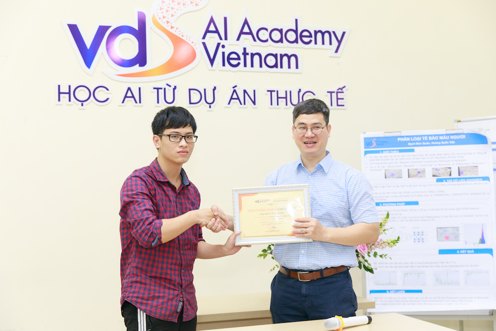 Học viên nhận giấy chứng nhận sau mỗi khoá học