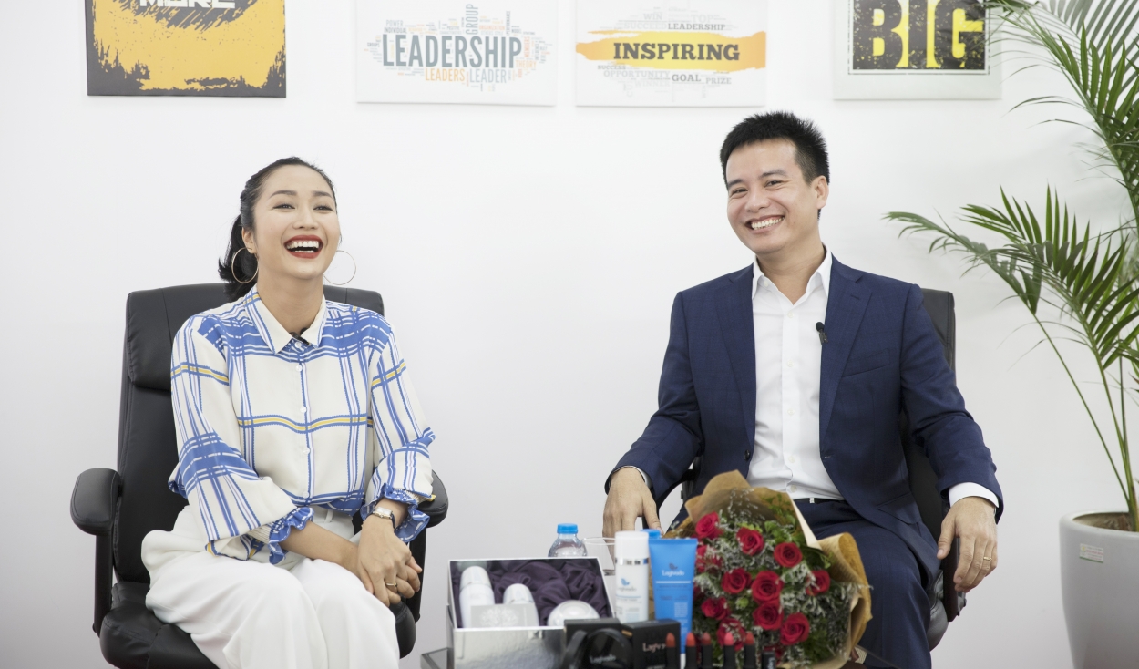 Ốc Thanh Vân trò chuyện với CEO Maxcos trong buổi ra mắt