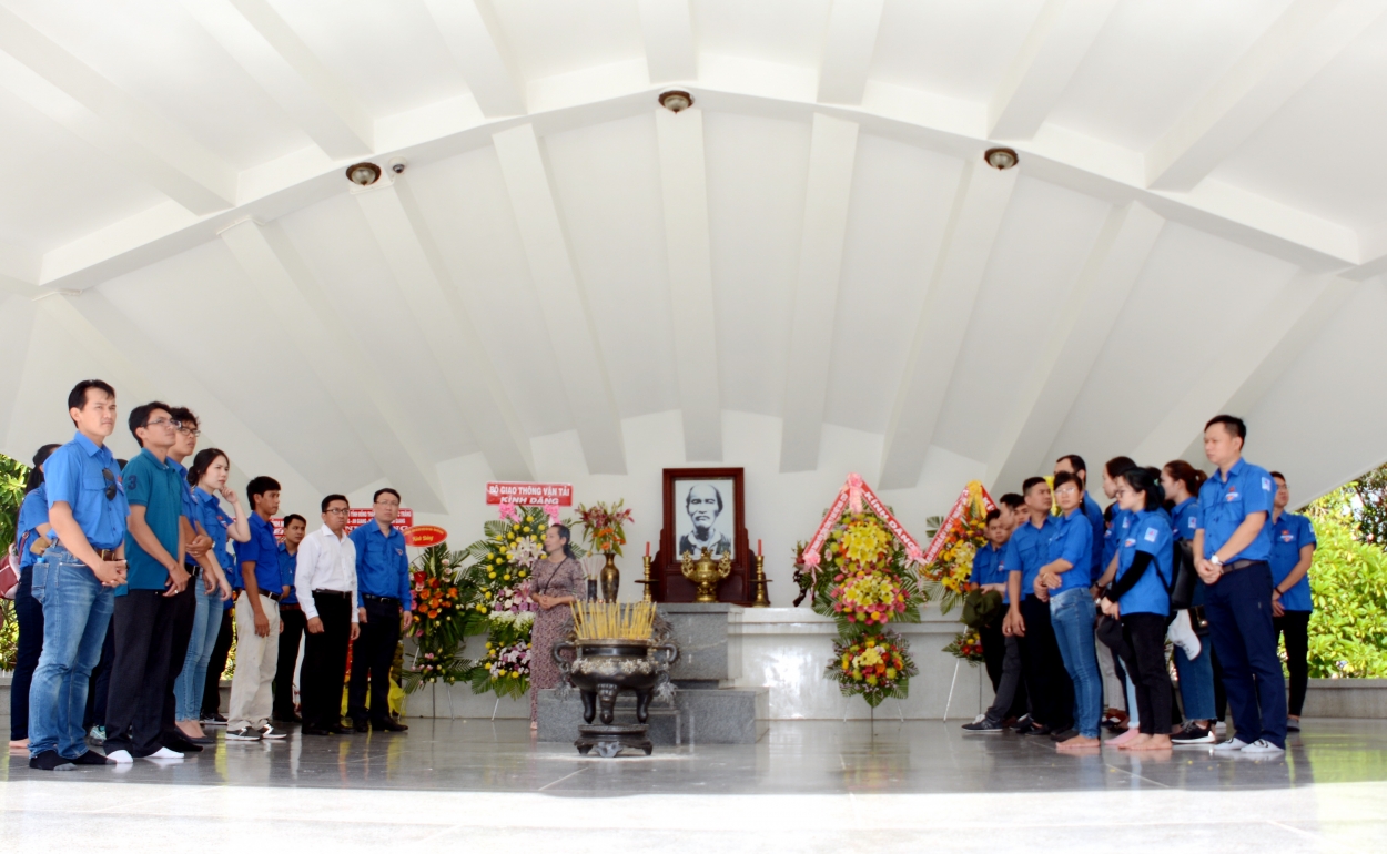 Các đoàn viên thăm khu tưởng niệm Cụ Phó bảng Nguyễn Sinh Sắc.