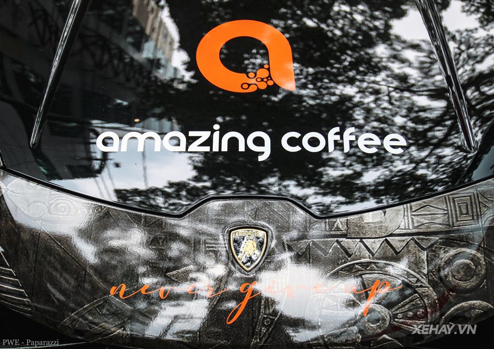 Logo tiệm cà phê Amazing Coffee trên nắp ca-pô của hai siêu phẩm Huracan